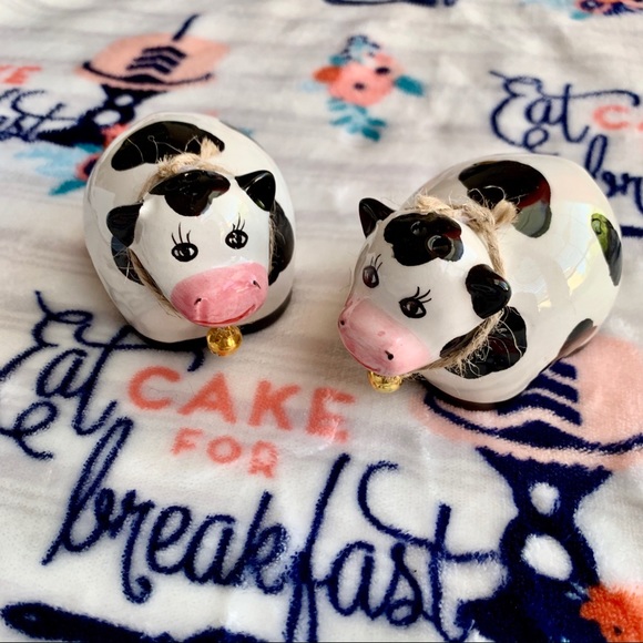 Other - 🐄 Cow Salt & Pepper Shakers 🐄